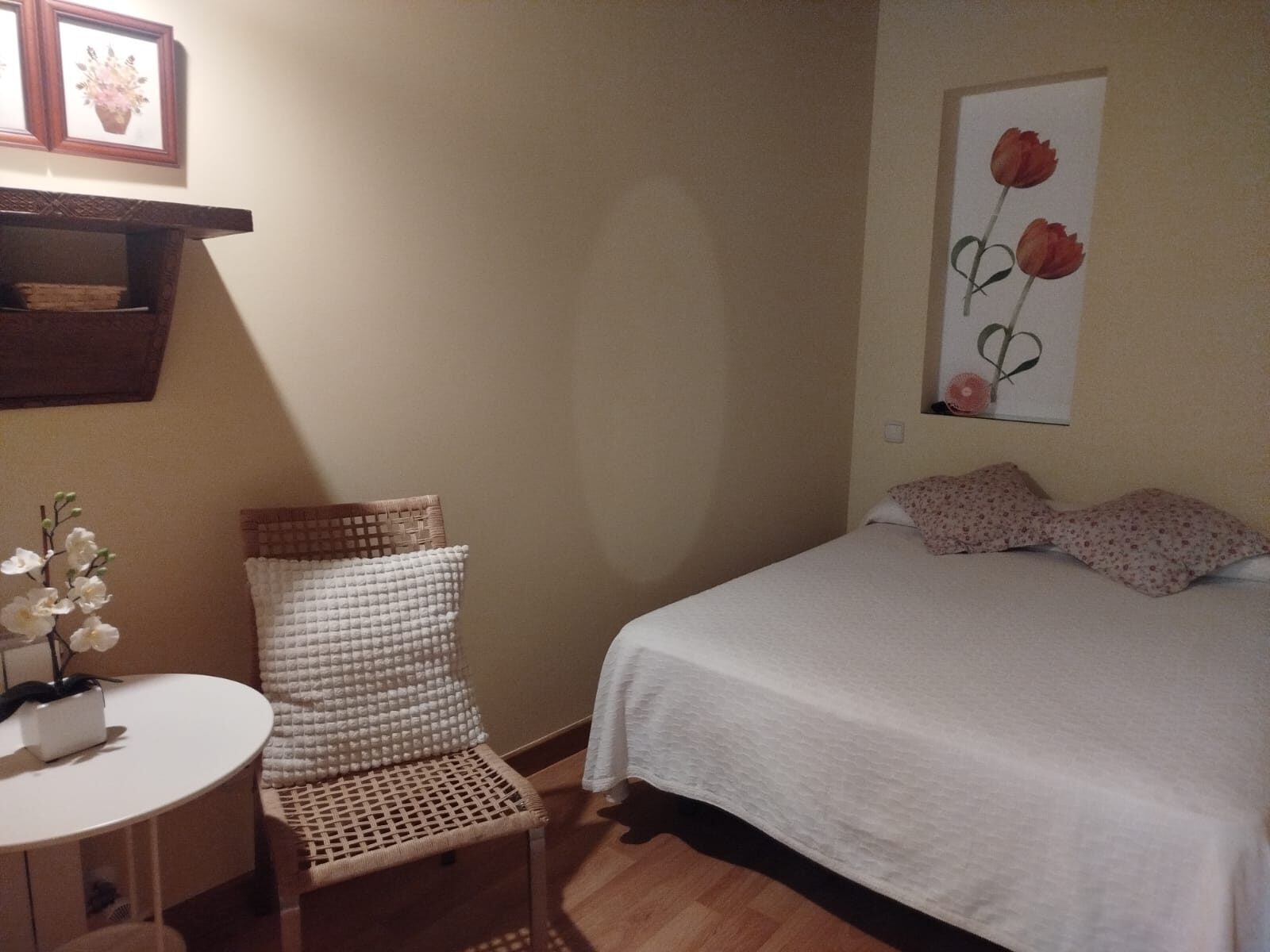 Dormitorio con cama y sillón — Mi Rinconcillo