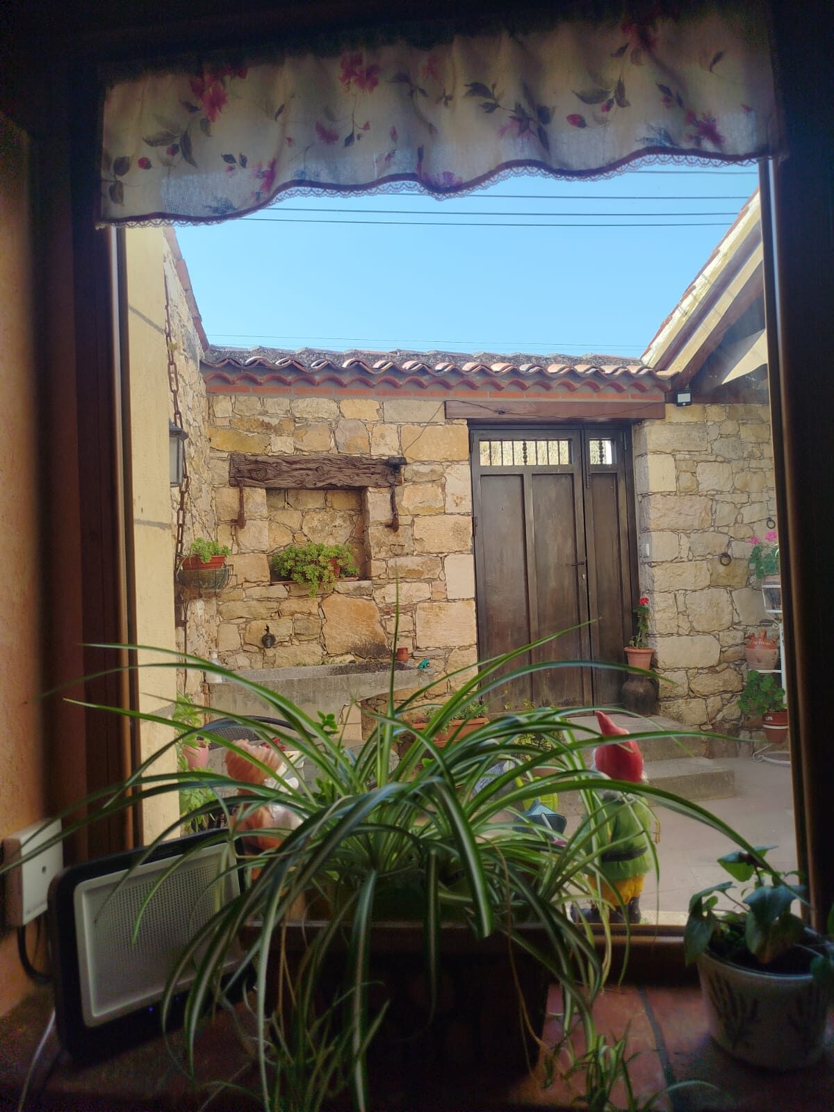 Ventana con vistas al patio — Mi Rinconcillo