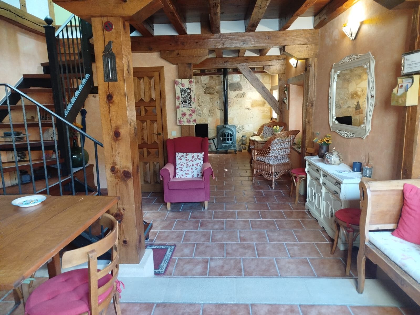 Salón con escalera y chimenea — Mi Rinconcillo