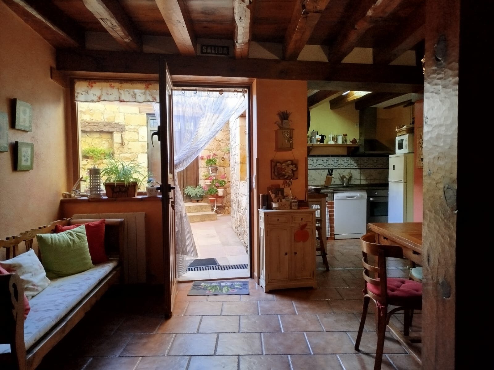 Estancia con salida a la cocina y el patio — Mi Rinconcillo