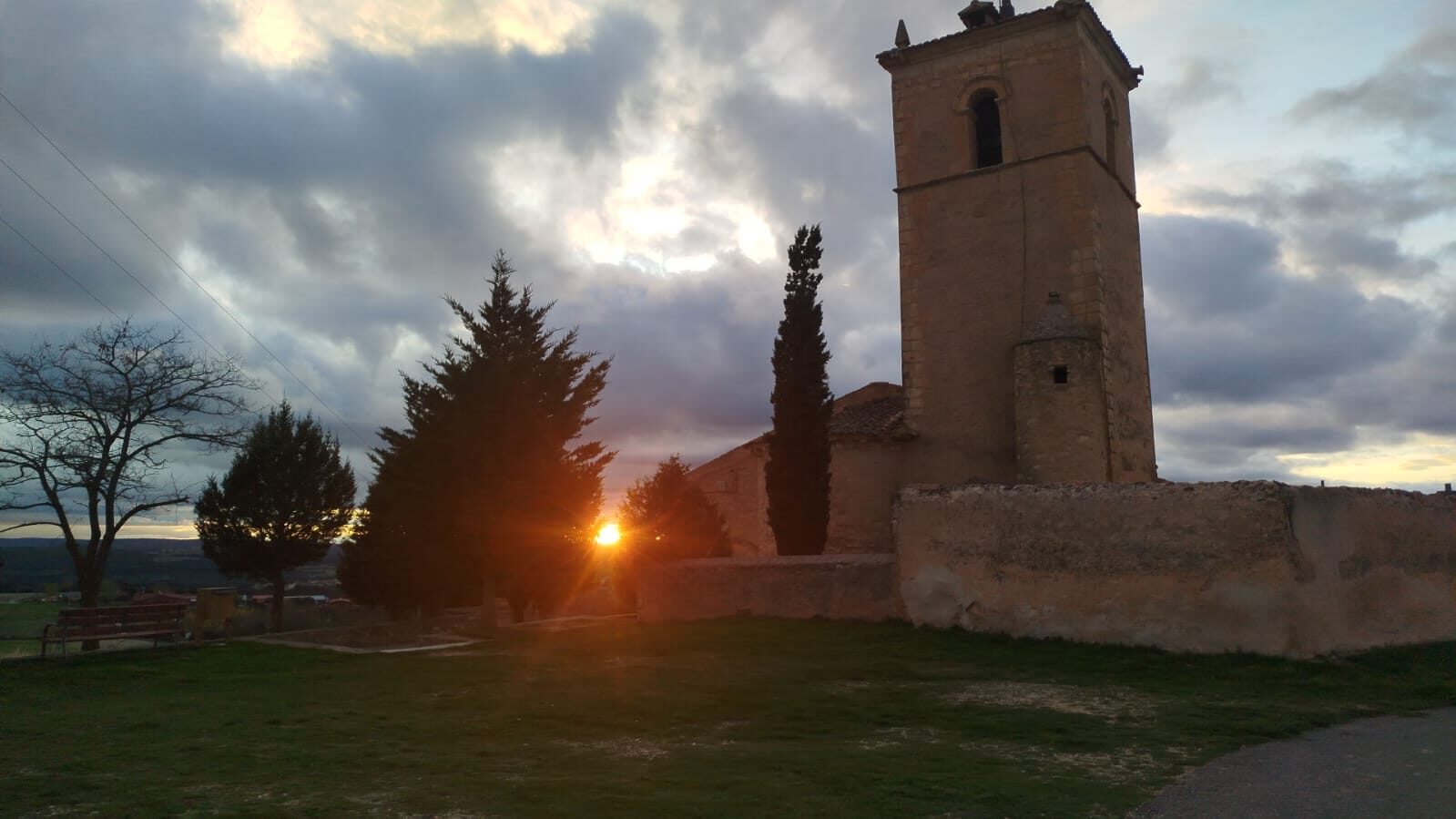 Iglesia de Valleruela de Pedraza al atardecer — Mi Rinconcillo