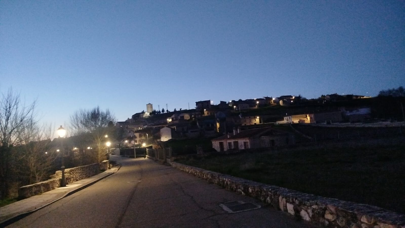 Calle de Valleruela de Pedraza al anochecer — Mi Rinconcillo