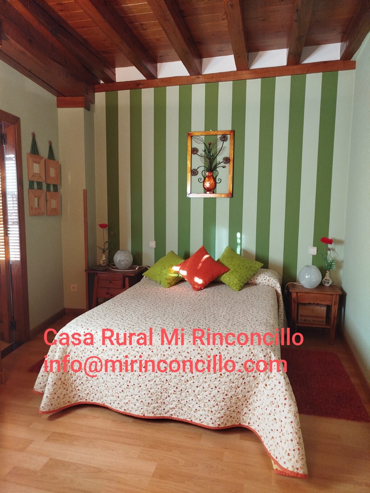Dormitorio con cama de matrimonio y vigas de madera